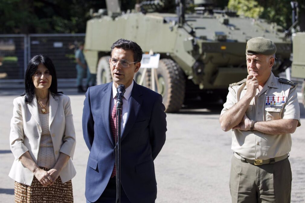 Exposición estática y dinámica de material militar organizada con motivo del Día de las Fuerzas Armadas