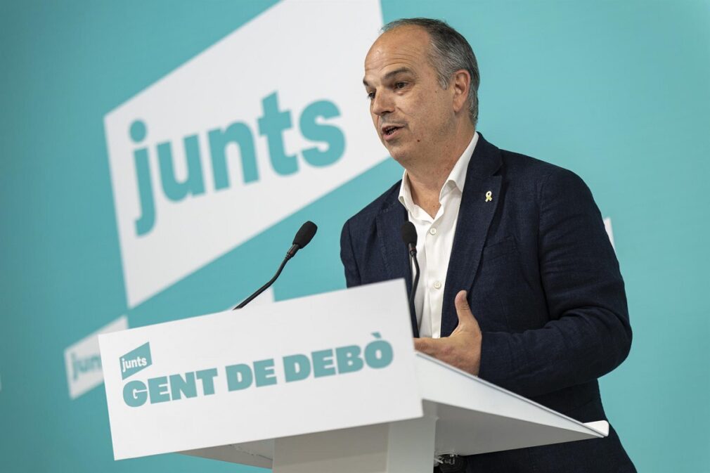 El secretario general de Junts, Jordi Turull, interviene durante una rueda de prensa en la sede del partido,