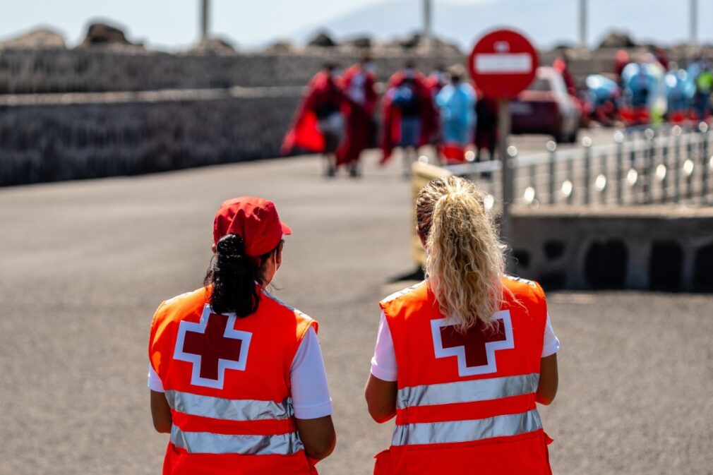 Dos trabajadoras de la Cruz Roja, en una imagen de archivo en Lanzarote