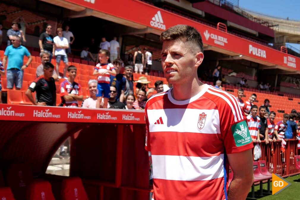 FOTOS Presentación de Gerard Gumbau como nuevo futbolista del Granada CF (9)