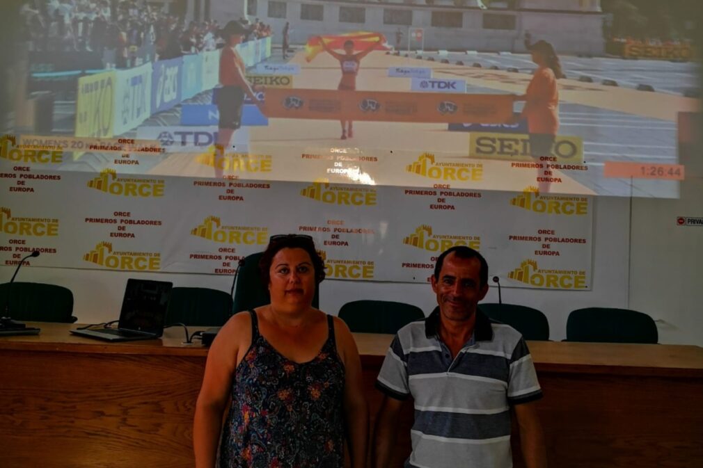 Paqui y Luis, madre y padres de María Pérez, tras el oro de María Pérez como campeona del mundo en 20 kilómetros marcha del Mundial de Budapest 2023