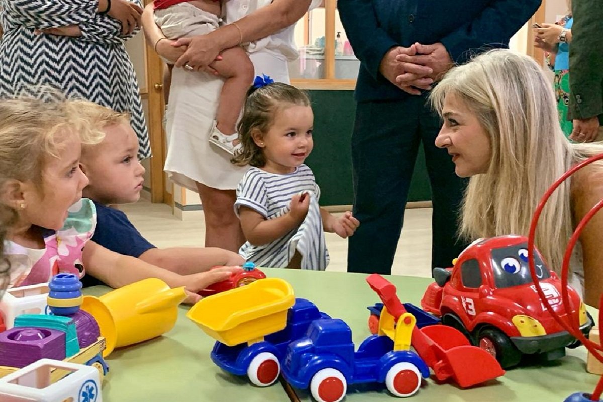 consejera educacion patricia del pozo en una escuela infantil