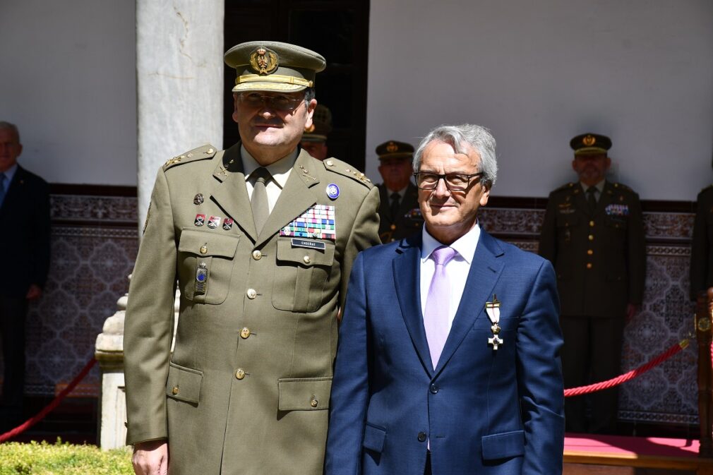 El general Enseñat impone la condecoración a Antonio León, presidente de Caja Rural Granada