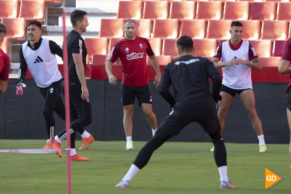 Entrenamiento del Granada CF en el estadio de Los Carmenes