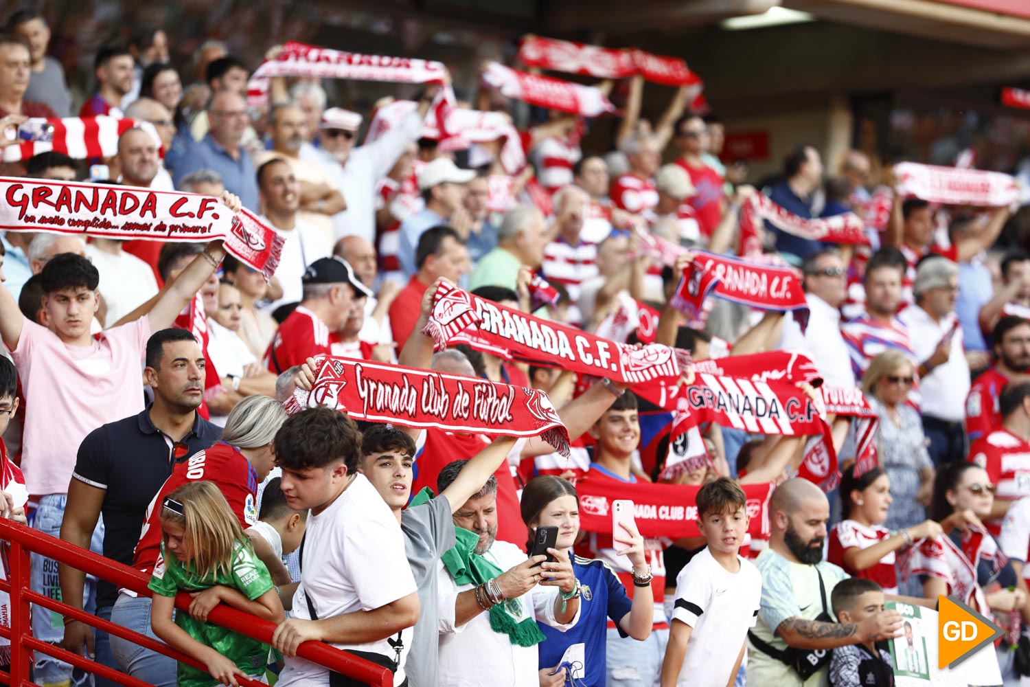 Galer a Encu ntrate en la grada durante el Granada CF Real Betis