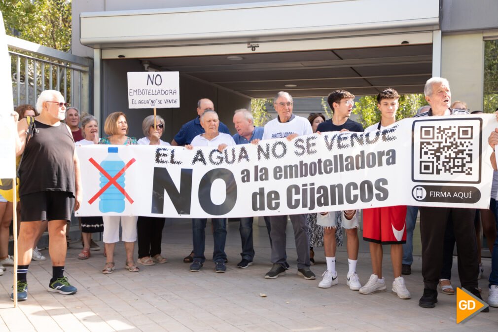 Vecinos del Valle de Lecrín se concentran para pedir que se frene el proyecto de la embotelladora de Villamena - Celia Pérez-2