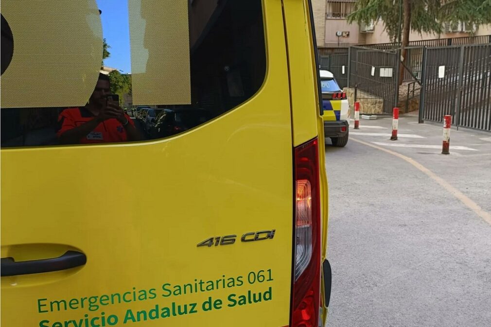 ambulancia 061 y vehiculo policia suceso avenida madrid