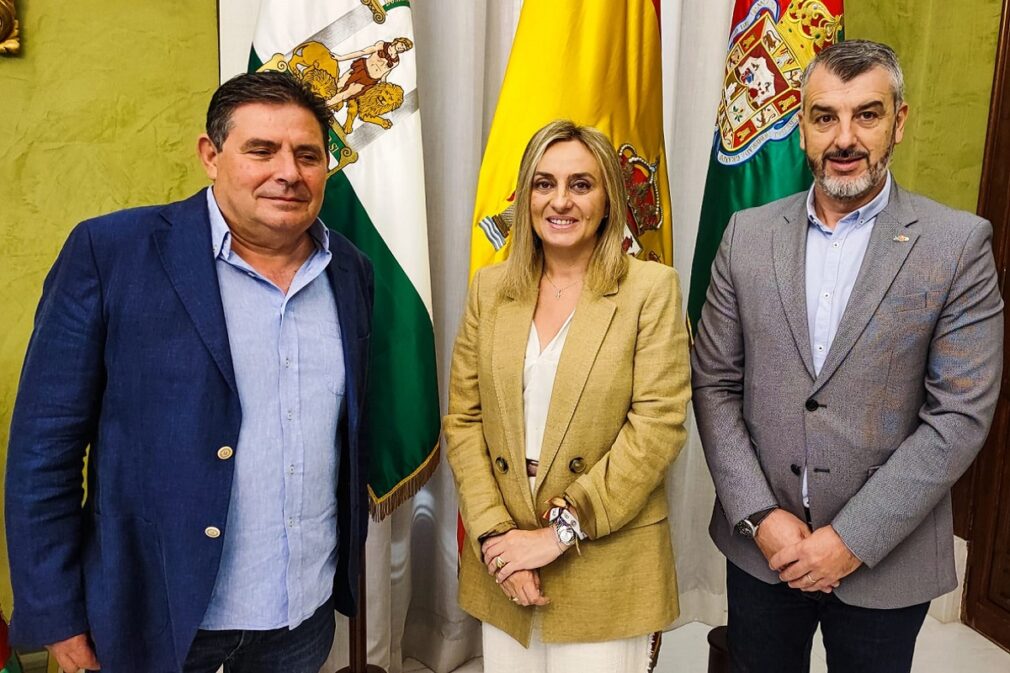 Luis Miguel Gutiérrez, a la izquierda en la imagen, y Oskar Martín, a la derecha, en su visita al Ayuntamiento de Granada, con la alcaldesa, Marifrán Carazo