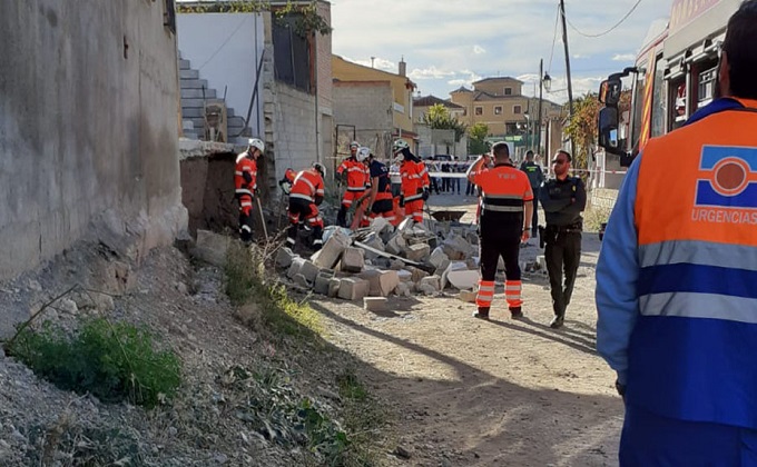 Operativos actuando tras el derrumbamiento en Deifontes