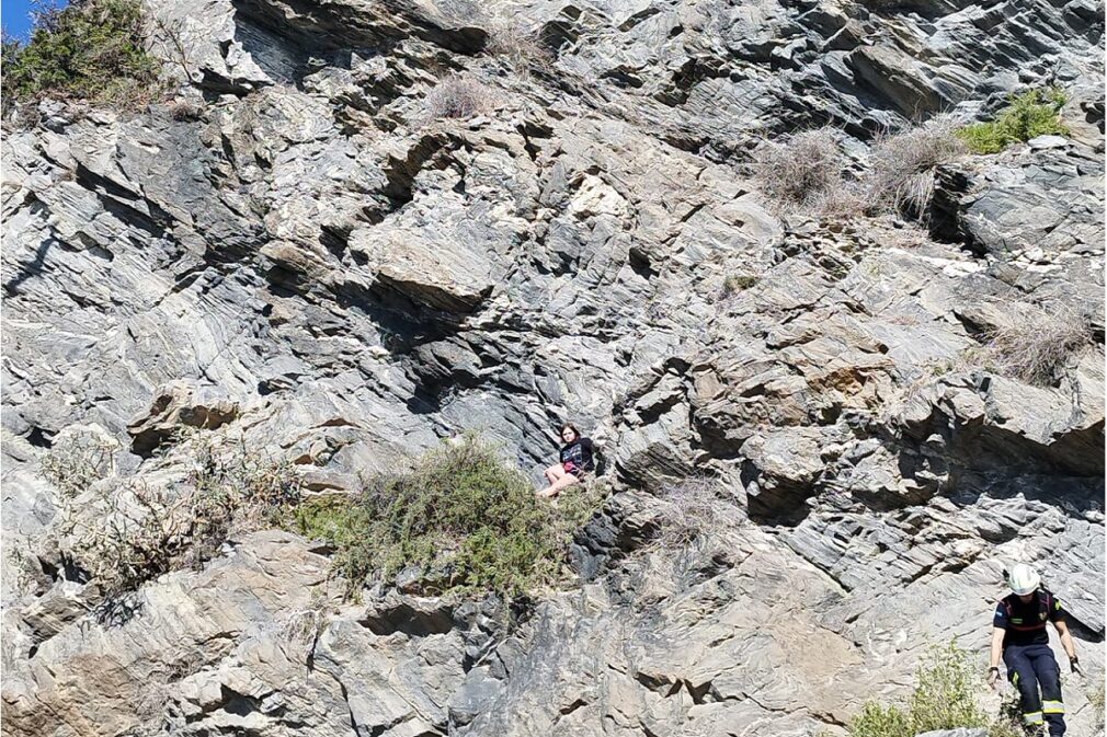 BOMEROS DE ALMUÑECAR RESCATAN A UNA JOVEN EN EL ACANTILADO DEL PEÑON DEL SANTO EN ALMUÑECAR 23 (2)