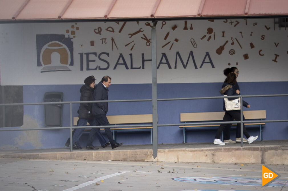 Concentración en protesta por la agresión a un menor en un instituto de Alhama de Granada