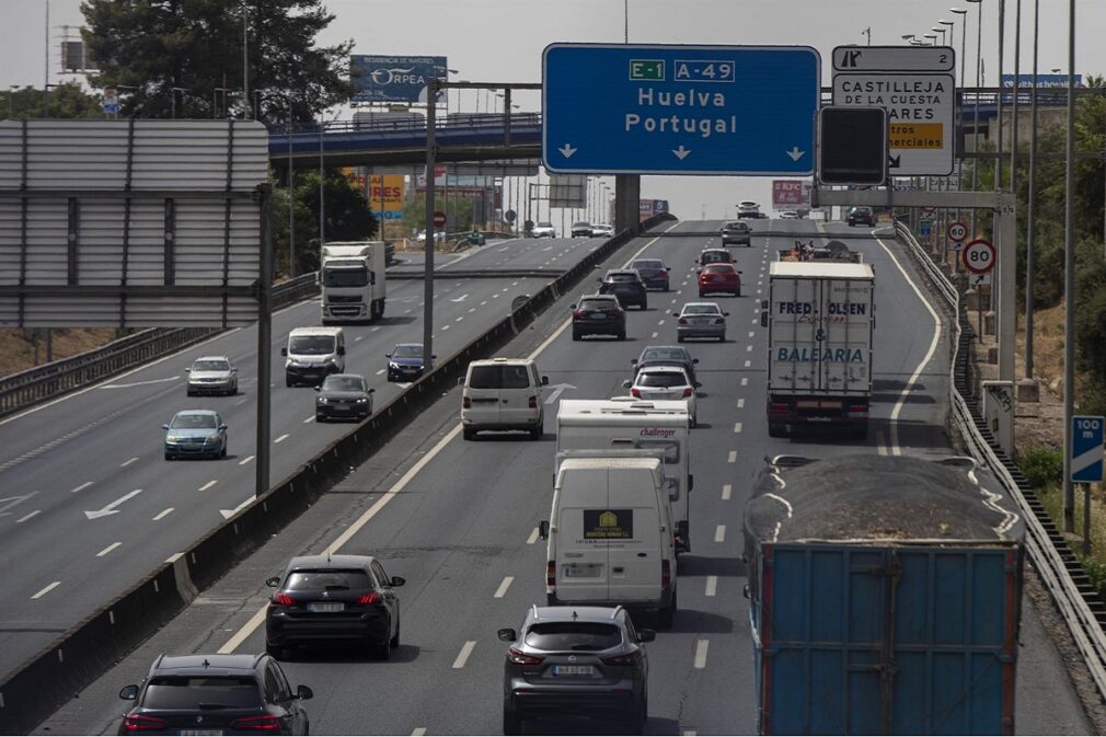 Varios vehículos circulan por la autovía A-49 - María José López - Europa Press