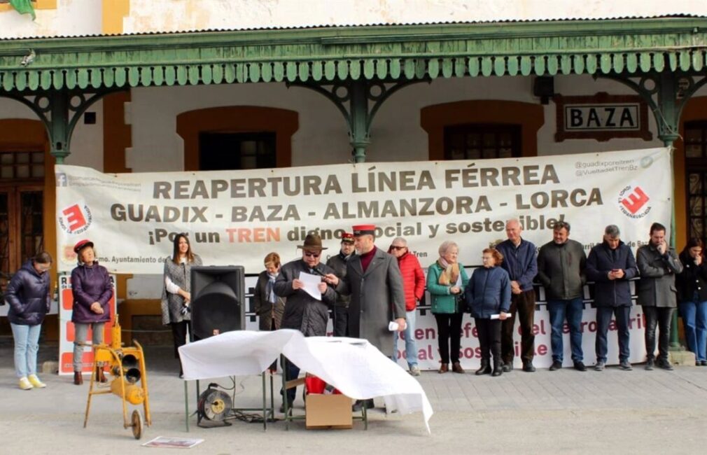 Colectivos ferroviarios anuncian medidas legales por el estudio informativo del tren Guadix Baza Almanzora Lorca.