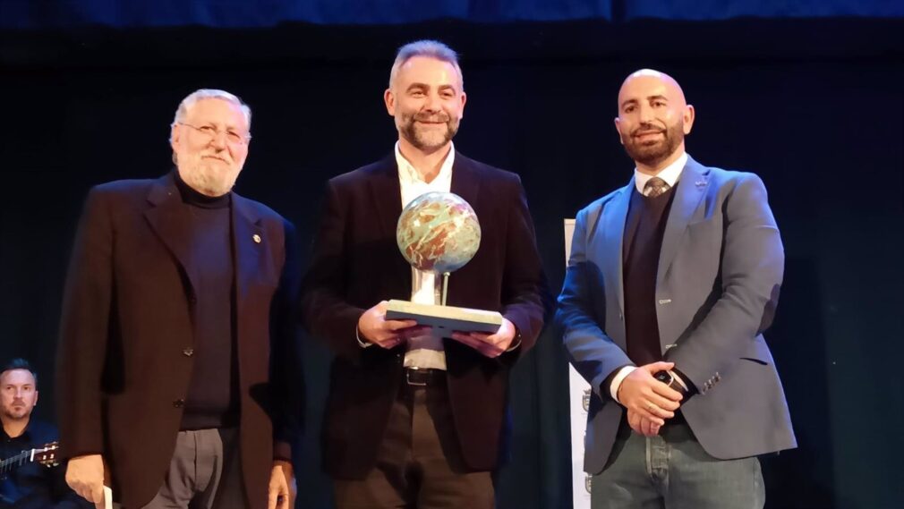 Granada.- El poeta onubense Manuel José de Lara recibe el II Premio Internacional de Poesía La Herradura