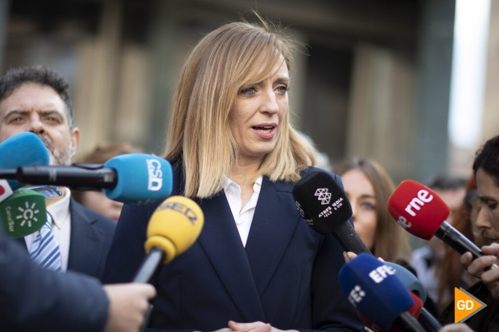 Rueda de prensa de Berta Linares en la puerta del Ayuntamiento de Maracena