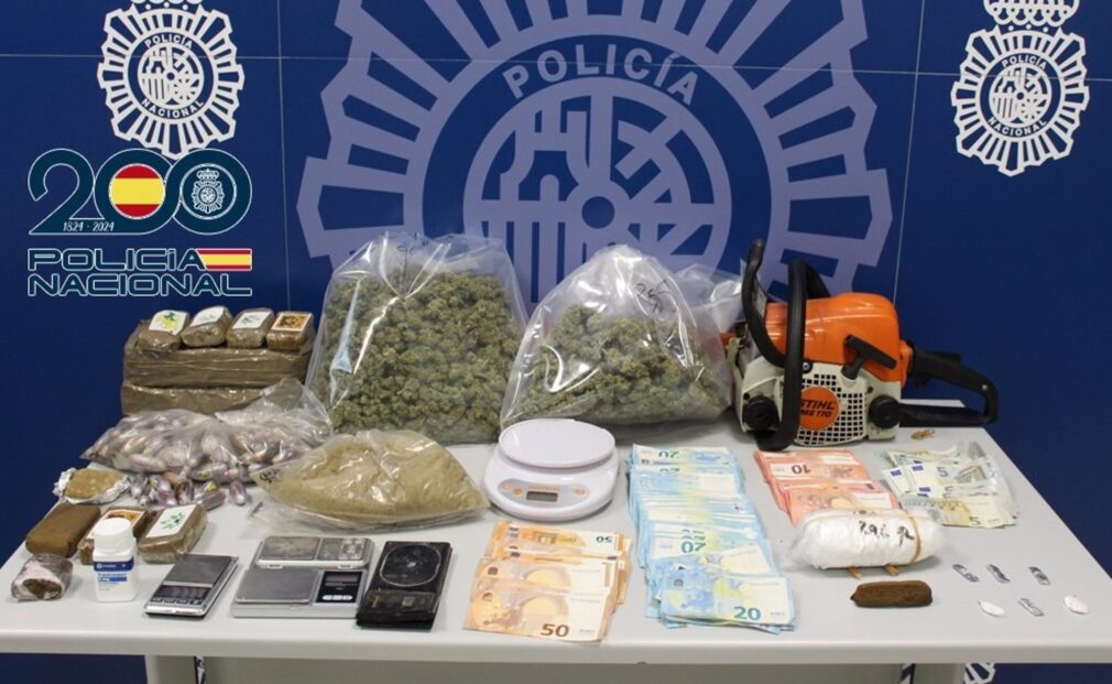 Drogas, dinero y efectos intervenidos en la operación policial.