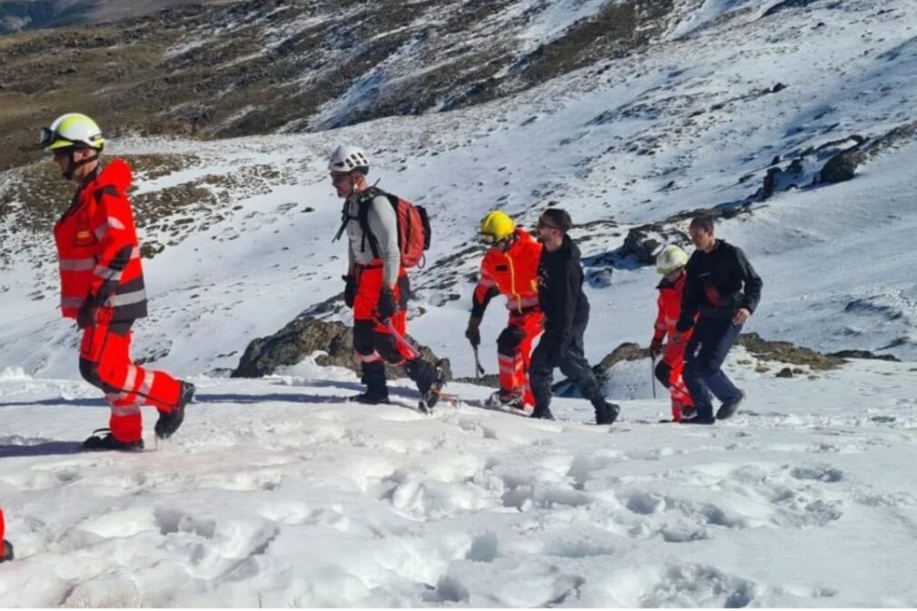 rescate-personas-resbalaron-sierra-nevada-bomberos