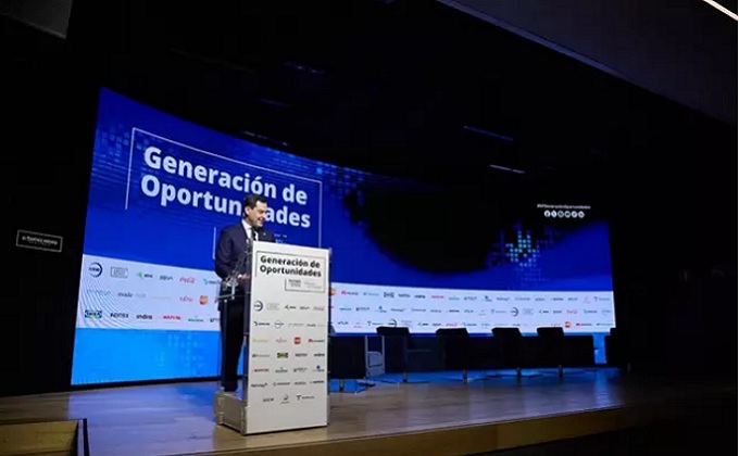 El presidente de la Junta de Andalucía, Juanma Moreno, interviene durante el foro Generación de Oportunidades - Foto Jesús Hellín - Europa Press