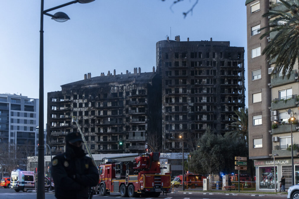 Los bomberos buscan a los desaparecidos en el incendio del edificio de Valencia en el que ya hay cuatro fallecidos