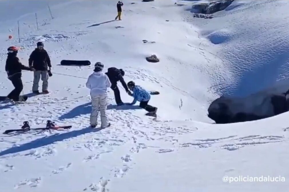 Rescatado tras salirse de pista y caer a una poza de agua helada en Sierra Nevada