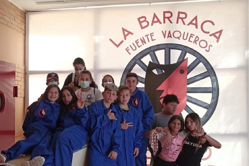 escolares en el photocall de La Barraca durante una visita a Fuente Vaqueros