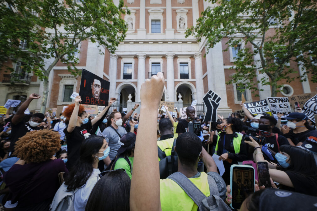 Concentración por la muerte de George Floyd, las vidas negras y contra el racismo en la Embajada de EEUU en Madrid