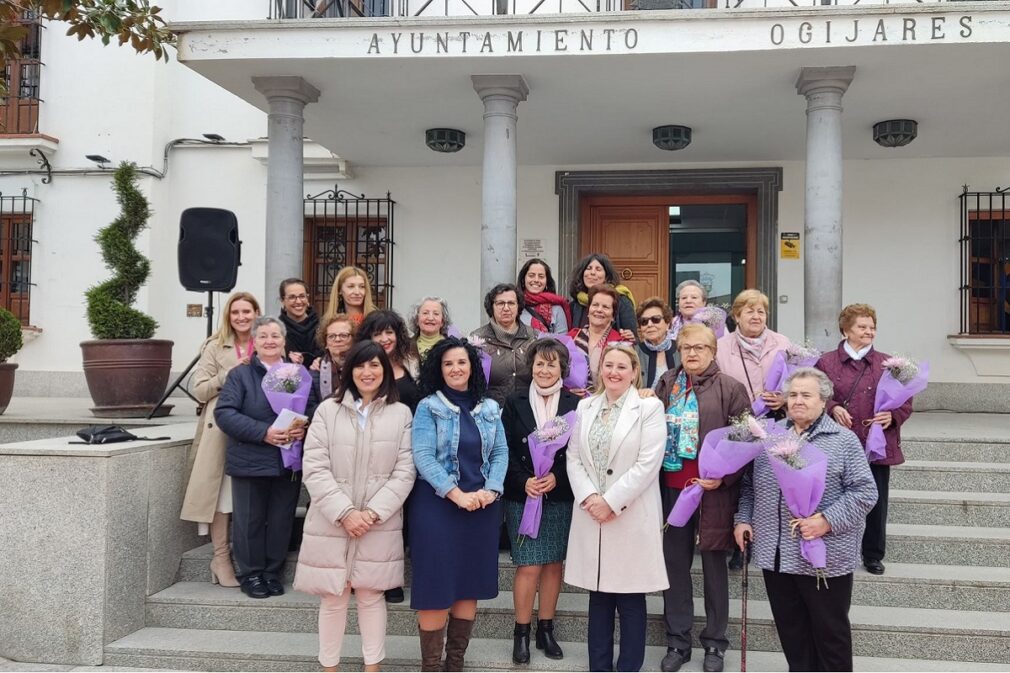 Las diputadas Elena Duque y Pilar Caracuel en la clausura del Proyecto Huellas de Ogíjares