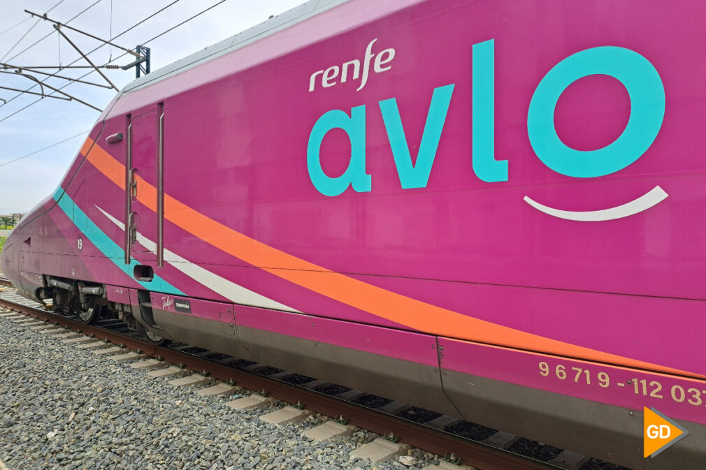 Tren Renfe Avlo en la estación de trenes de Andaluces, estación de trenes de Granada (2)