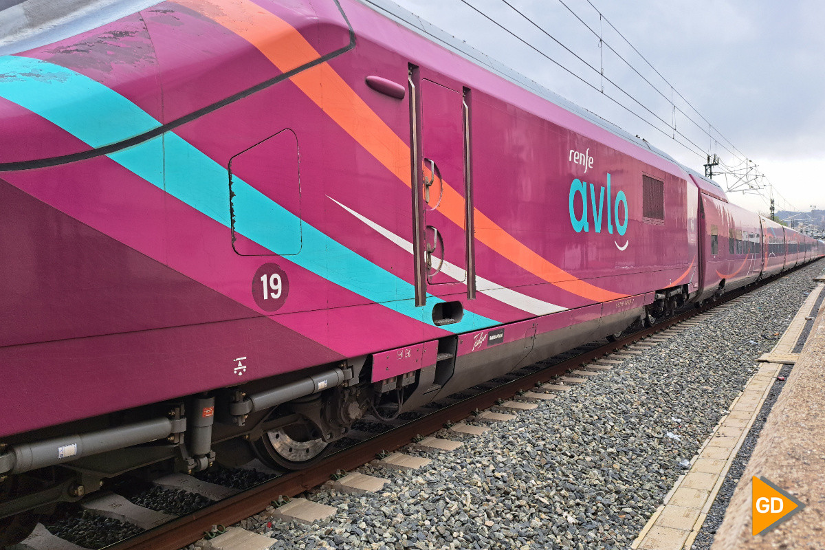 Tren Renfe Avlo en la estación de trenes de Andaluces, estación de trenes de Granada