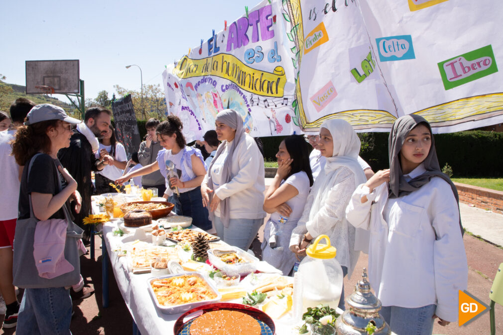El IES Cartuja celebra una comida intercultural con las 24 nacionalidades de su centro- Celiaperez-6