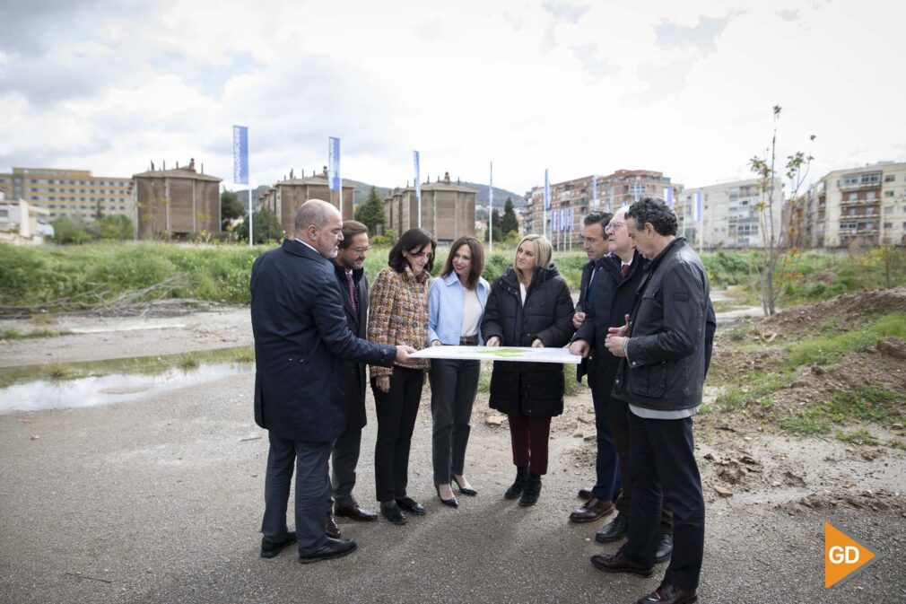 La consejera de Fomento, Articulación del Territorio y Vivienda, Rocío Díaz, visita, junto a la alcaldesa de Granada, Marifrán Carazo, la obra de urbanización del suelo del antiguo Cuartel de Mondragones