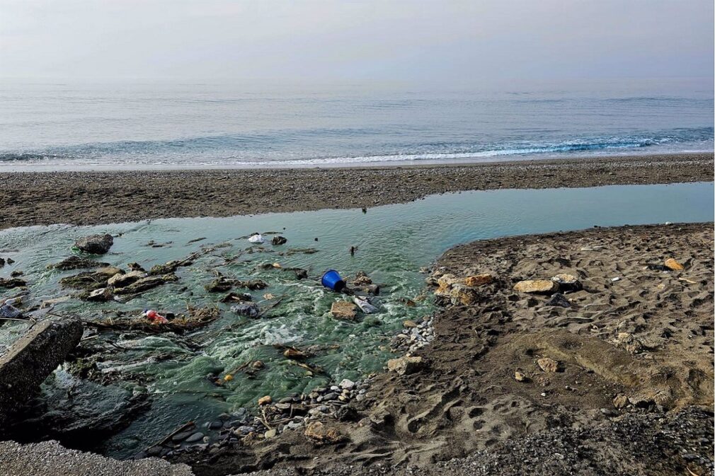 Vertido en la playa de La Cagaílla, en imagen de archivo - ECOLOGISTAS EN ACCIÓN