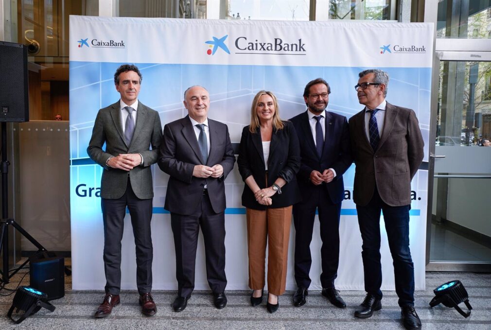 Foto de familia del acto celebrado por CaixaBank para festejar la transformación de su red comercial de Granada.