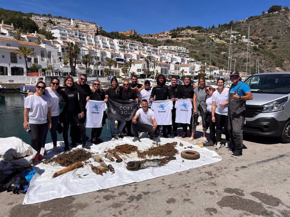 Granada.-Buzos voluntarios retiran 52 kilos de basuras marinas en la granadina Punta de la Mona