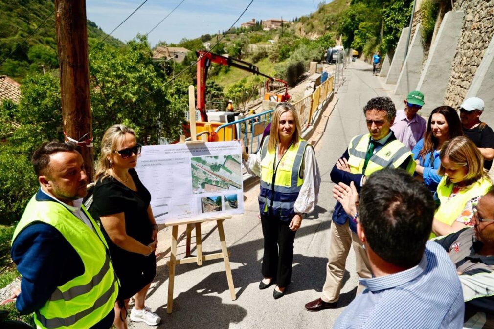 Granada.-El Ayuntamiento supervisa la construcción de emergencia de un muro de seguridad en el Camino de Beas