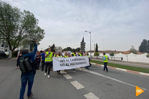 Marcha contra el campamento de acogida temporal de inmigrantes | Foto: Elena Parra