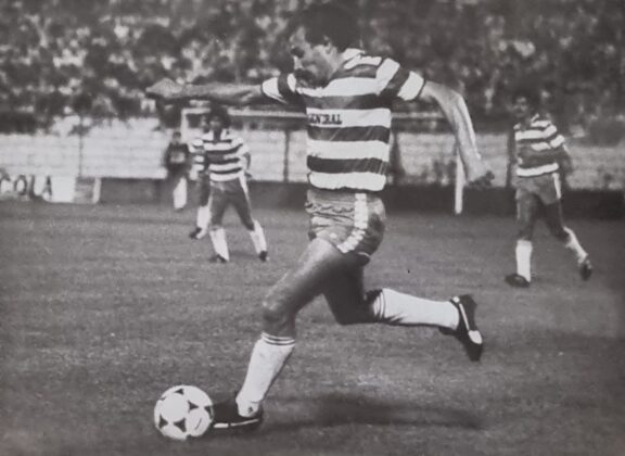 Pepe Macanás conduce el balón durante su etapa como jugador del Granada | Foto: Archivo GD