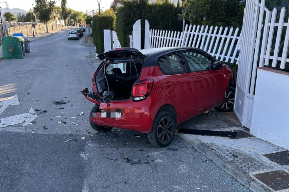 Coche destrozado tras estrellarse contra un chalé de la urbanización Lomalinda de Ogíjares y su conductor irse a dormir (3)