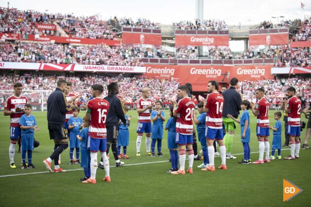 El Granada hace el pasillo al Real Madrid unas horas después de descender | Foto: Antonio L. Juárez