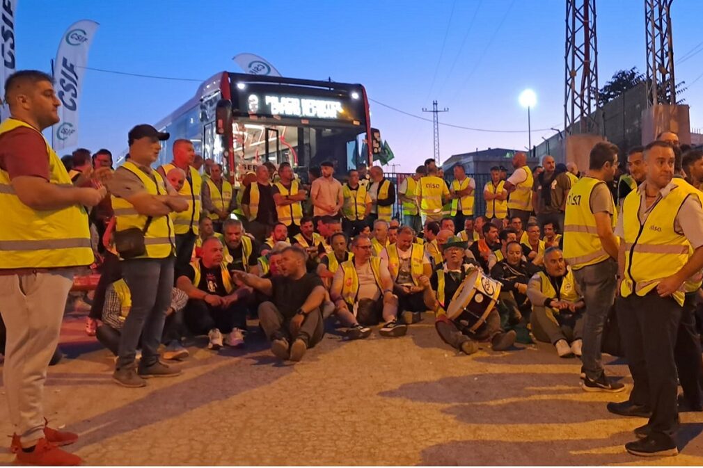 sentada trabajadores autobuses transportes rober