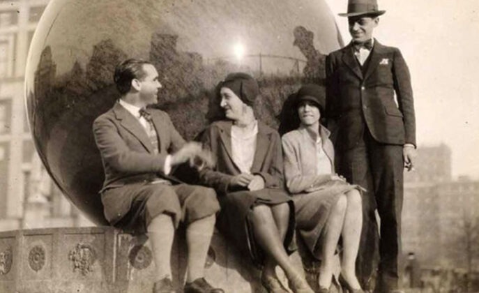 En el reloj de sol de la Universidad de Columbia, con María Antonieta Rivas (la segunda por la izquierda) y dos amigos no identificados | Foto: Archivo Fundación Federico García Lorca