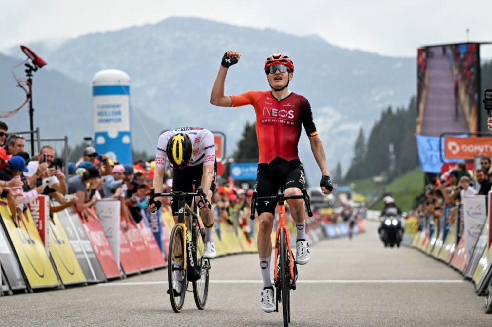 El ciclista de Almuñécar Carlos Rodríguez alza el puño en señal de triunfo tras cruzar la meta en la última etapa del Critérium du Dauphiné
