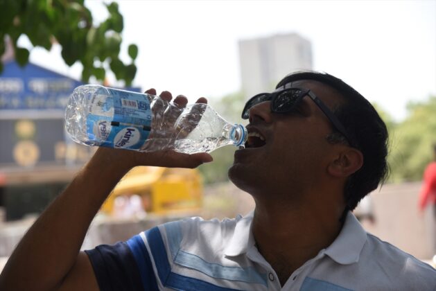 Hidratarse es esencial para combatir el calor extremo | Foto: E.P.