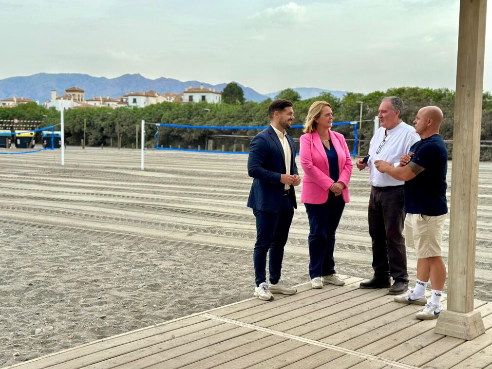 Instalación de pistas deportivas en Playa Granada
