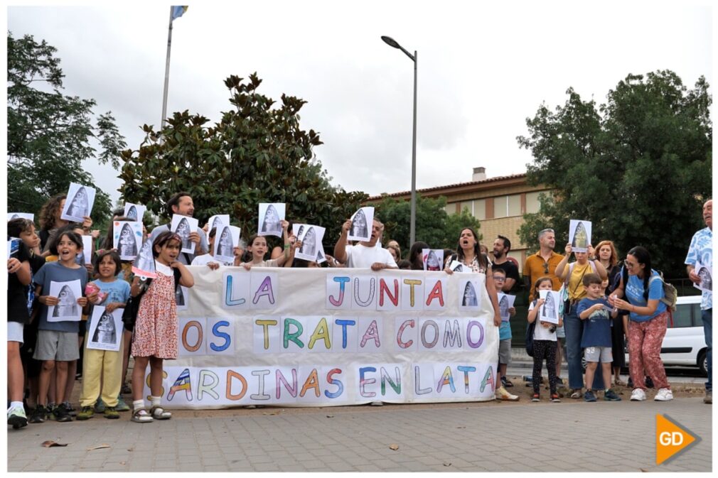 Concentración-padres-CEIP-F.-García-Lorca-por-la-supresión-de-una-línea-de-educación-celiaperez