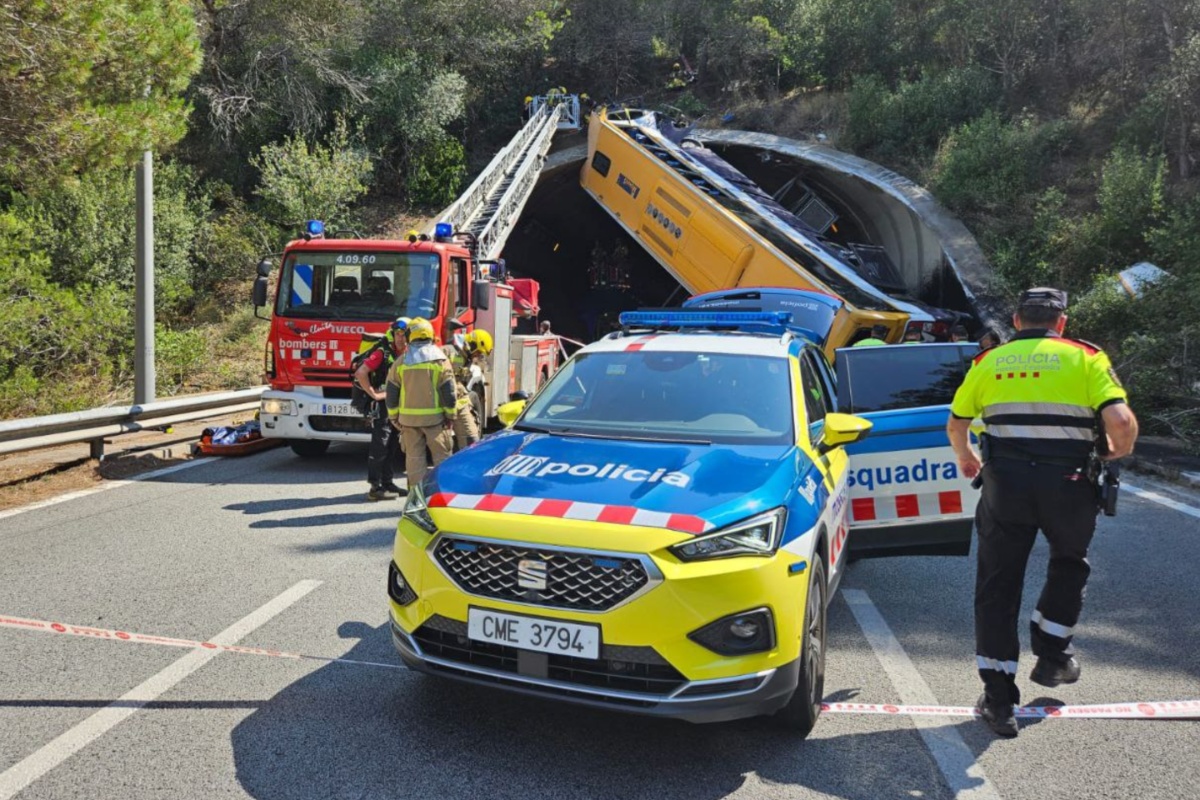 Autobús con trabajadores de Inditex accidentado en la C-32, en Pineda de Mar, Barcelona
