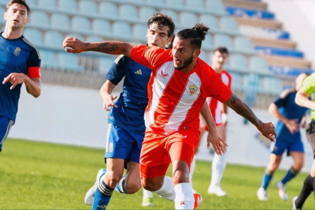 El delantero del Almería Luis Suárez disputa un balón con el jugador del Granada CF Gonzalo Villar ante la mirada del también jugador del Granada CF Lucas Boyé durante el partido Granada CF UD Almería de pretemporada 2024-2025