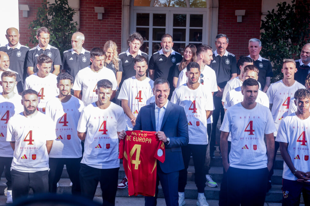 EuropaPress_6090713_presidente_gobierno_pedro_sanchez_recibe_seleccion_espanola_futbol_campeona