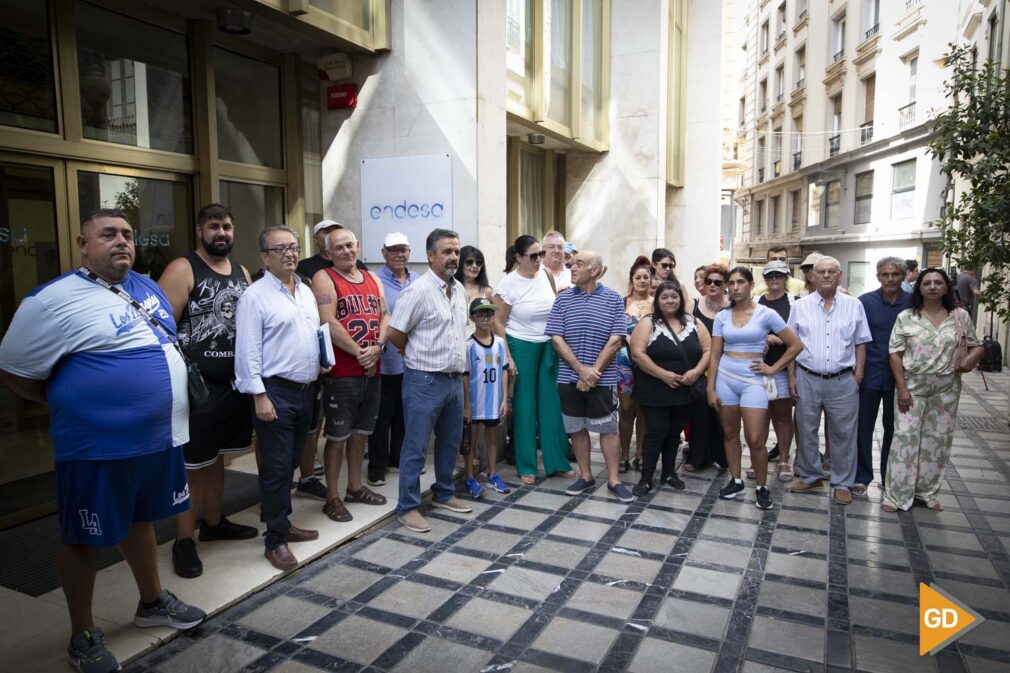 Vecinos de Atarfe se concentran ante la sede de Endesa en Granada