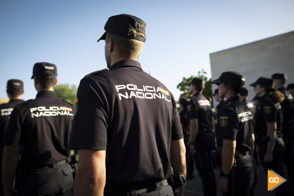 El delegado del Gobierno en Andalucía, Pedro Fernández, y el jefe superior de la Policía Nacional en Andalucía Oriental, Luis Jesús Esteban Lezáun, acompañados del subdelegado en Granada, José Antonio Montilla, y del jefe provincial de Granada, Ju